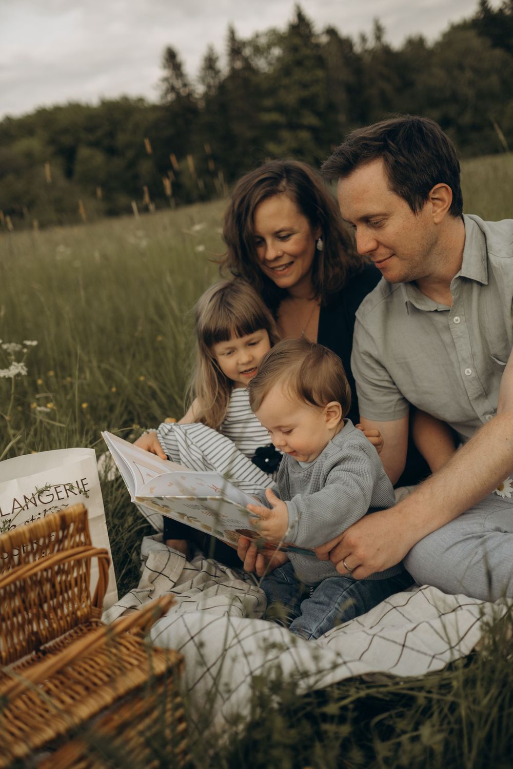Familjefotograf i Stockholm | naturliga och spontana bilder under en picknick på fältet