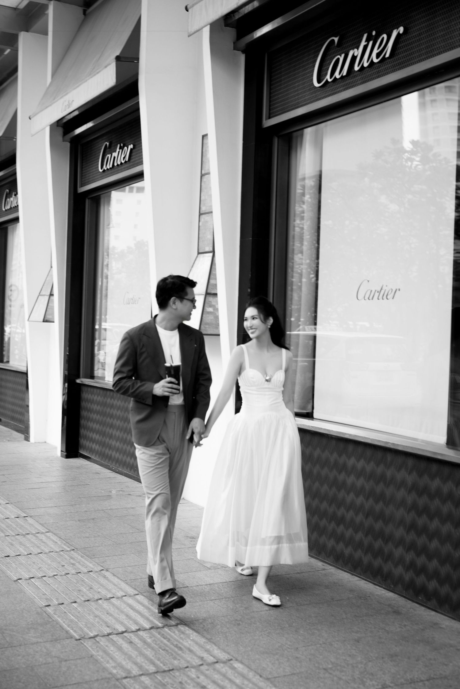 alt="Couple prewedding photoshoot at Nguyen Hue street"
