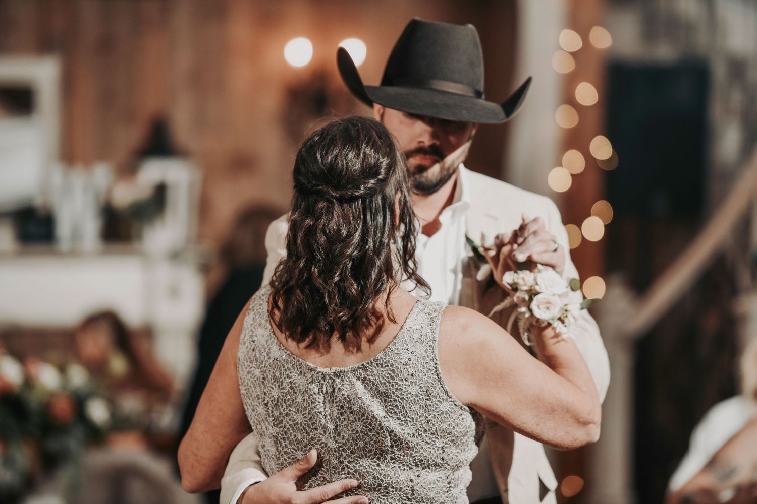 Bride and groom partying on the dance floor – April Pinto Photography