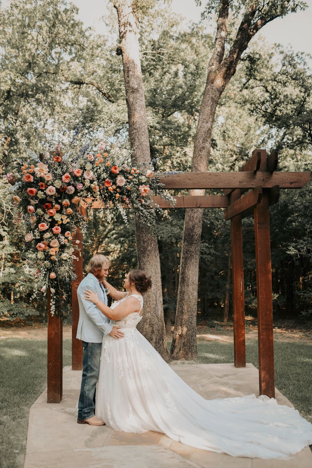 Whispering Oaks modern barn wedding ceremony