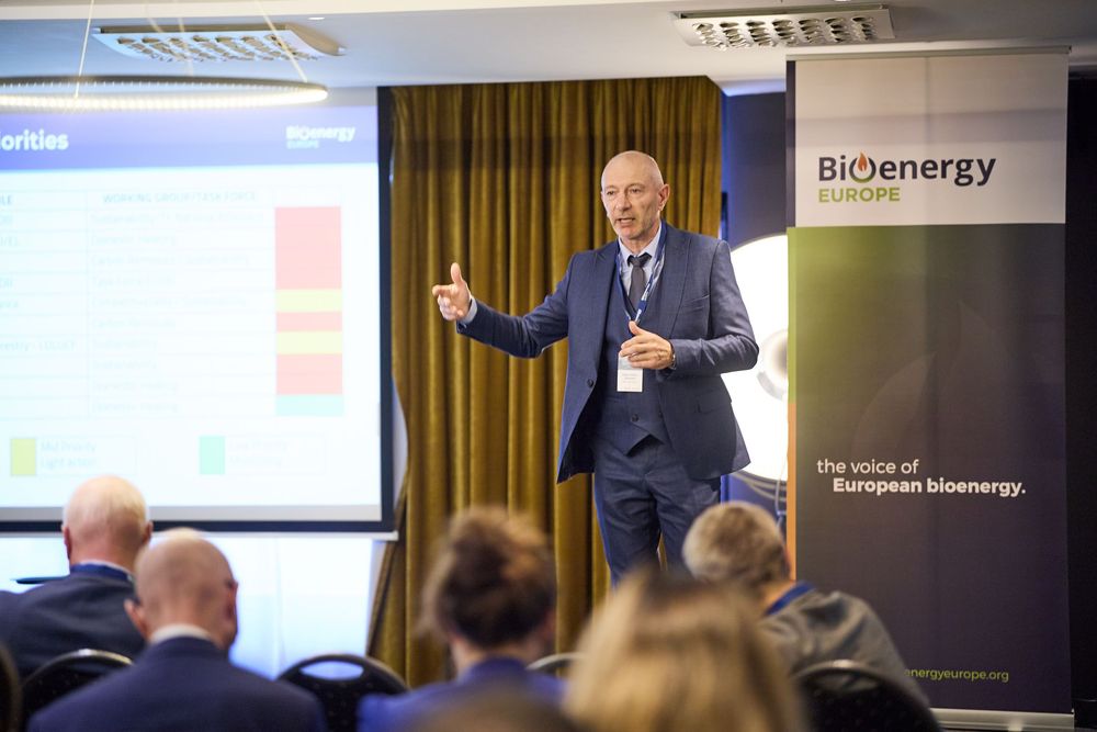 Corporate event photographer in Belgium capturing strategic dialogue during business summit.