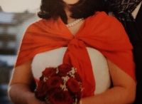 Brautkleid mit rotem Bolero
