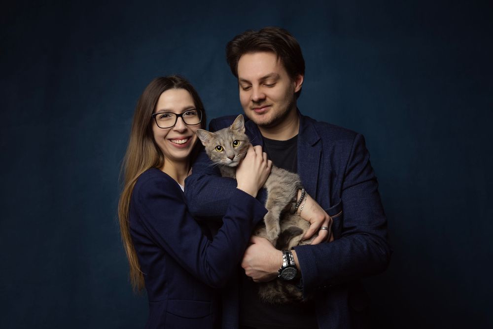 Fiatal pár cicával egy fotóstúdióban