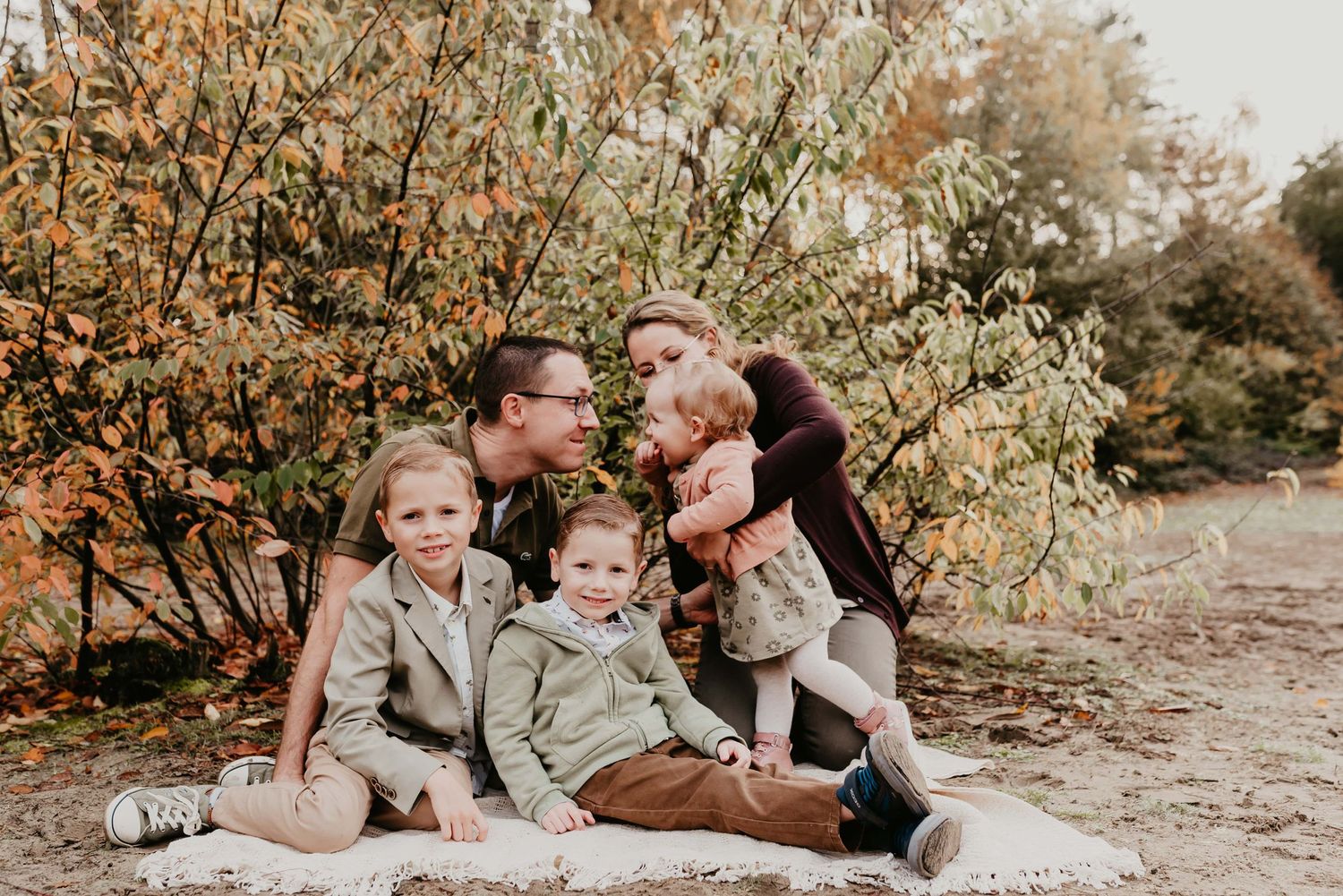 Melissa Stuer Photography Moederschapsfotograaf Moerbeke Oost-Vlaanderen gezin familie natuur bos herfst  zoons dochter mama papa