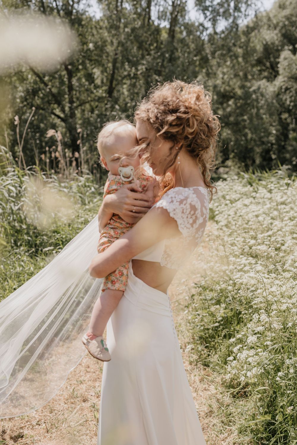 Mama bruid met kind bij slot Doddendael