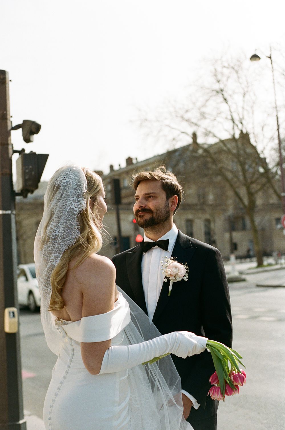 Candid, playful paris street wedding photos, paris cinematic wedding photos, paris film photos, paris film wedding photos, 35mm