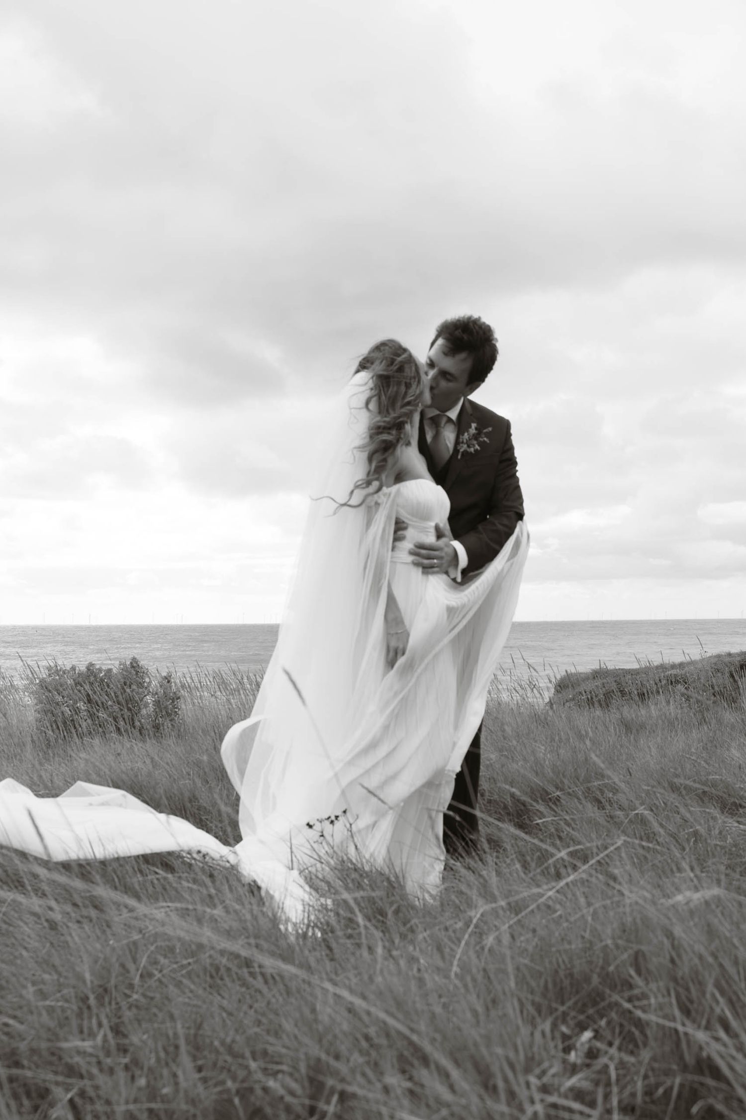 Mariage Intimiste à Pornic au coucher du soleil photographié par une photographe elopement en France