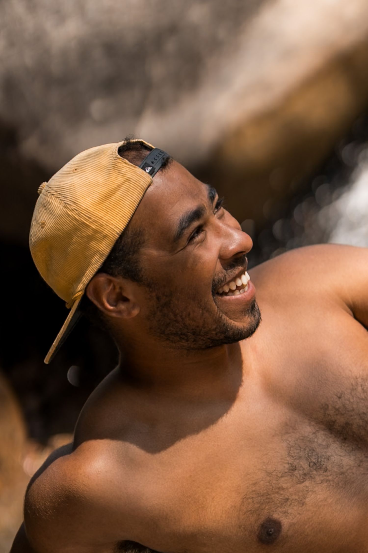 portrait d'un homme métisse torse nu au bord de la rivière à porto en corse