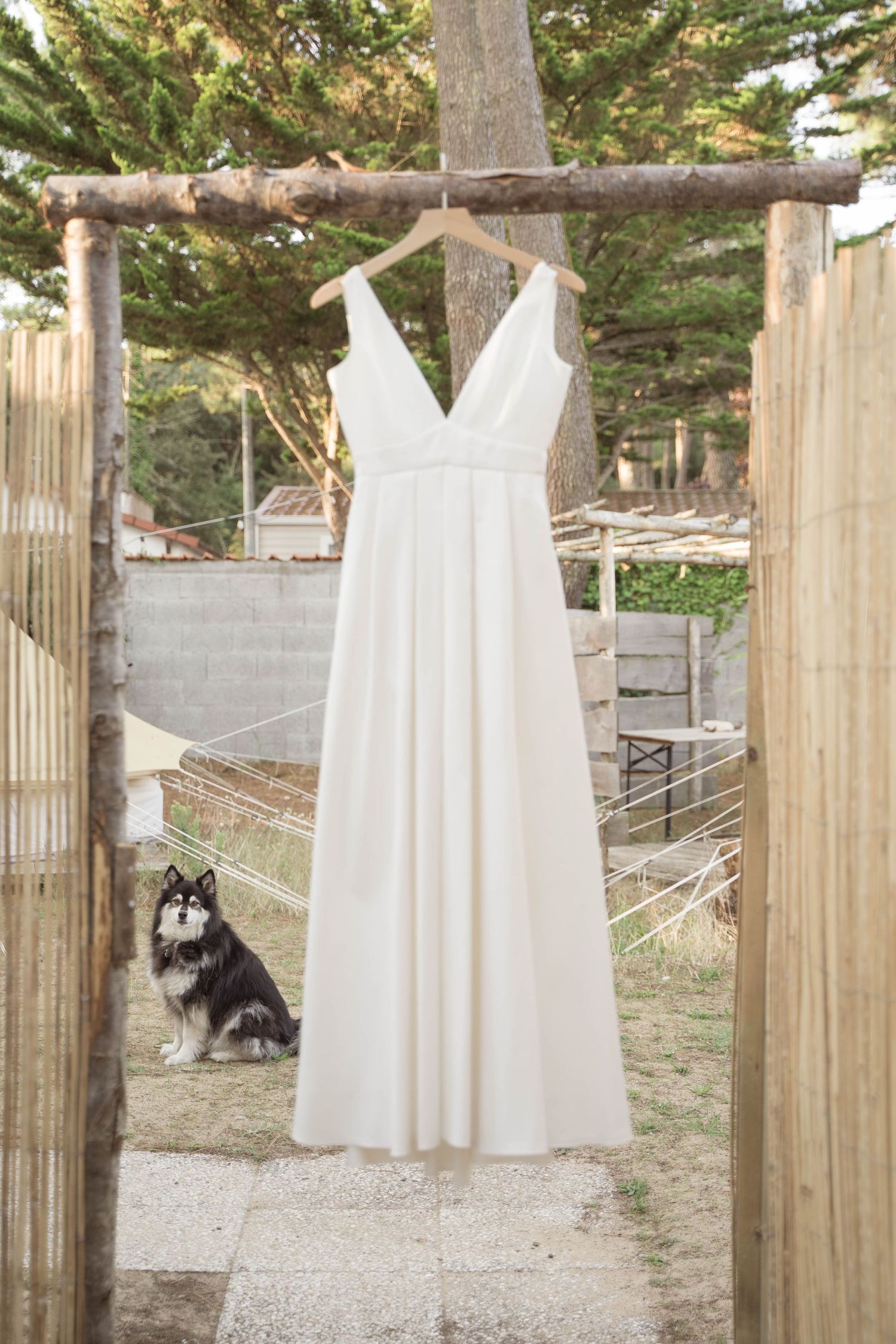 Mariage Intimiste aux Sables d'Olonne en bord de mer dans une surf house photographié par une photographe elopement en France