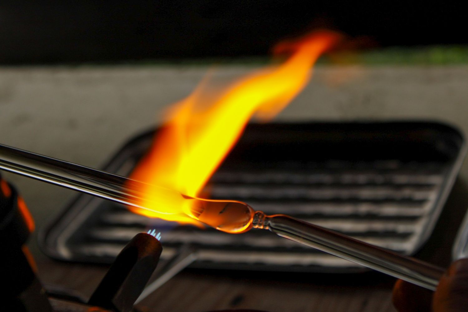 Artisan verrier au travail, flamme et création, photographie artistique et savoir-faire