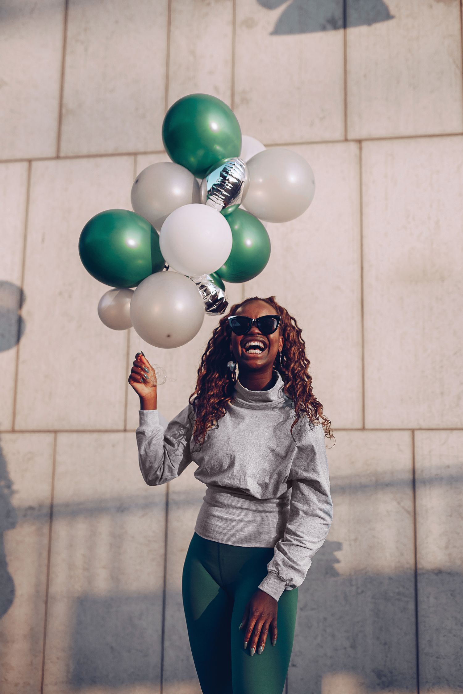 Renaida Brauna håller i ballonger på event för Workout Empire i Stockholm