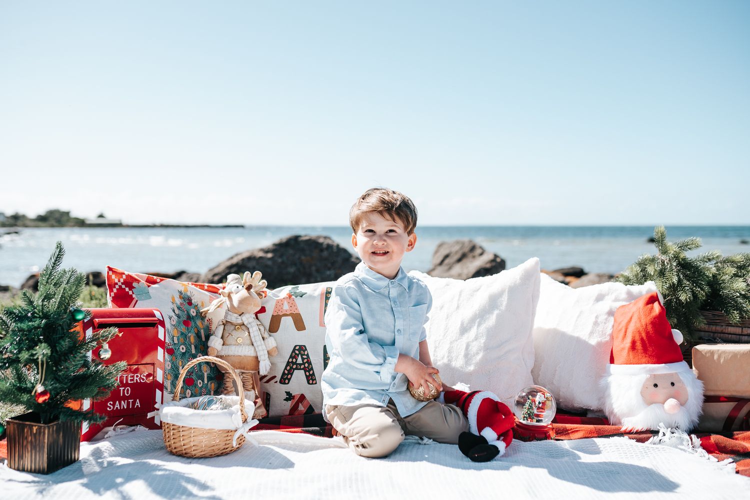 Melbourne family outdoor Christmas picnic themed mini photo session in a park next to the beach taken by Melbourne family photographer.