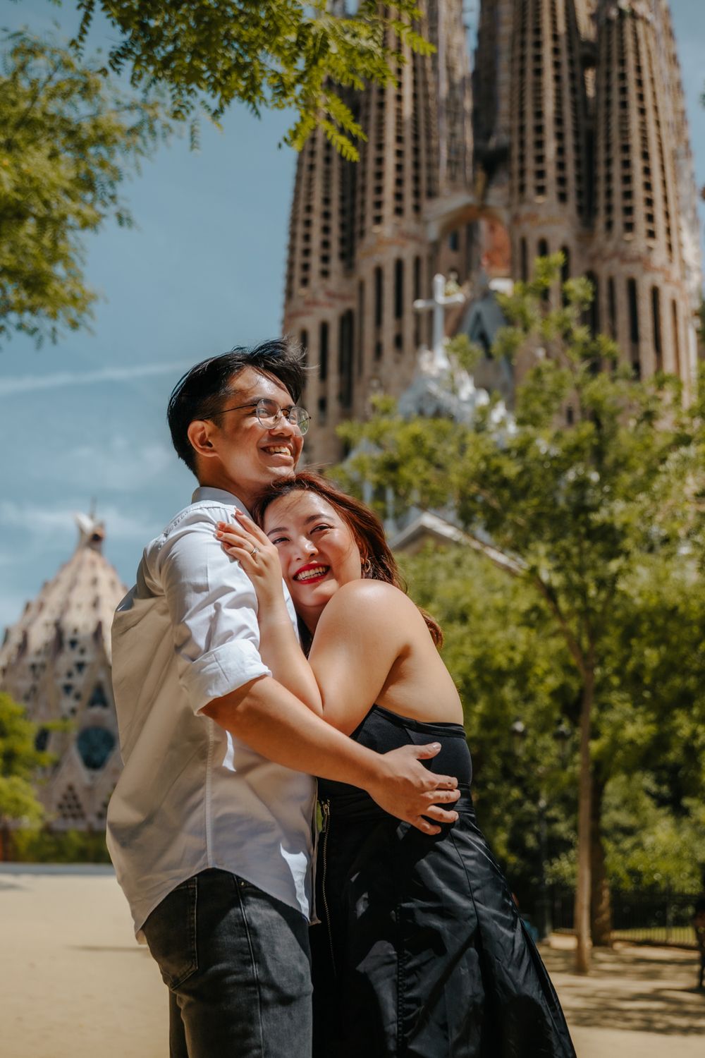 Sweet kiss in the soft morning light at Sagrada Familia.