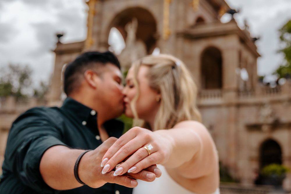 Daniel proposing to Chelsea in Ciutadella Park during a magical afternoon.