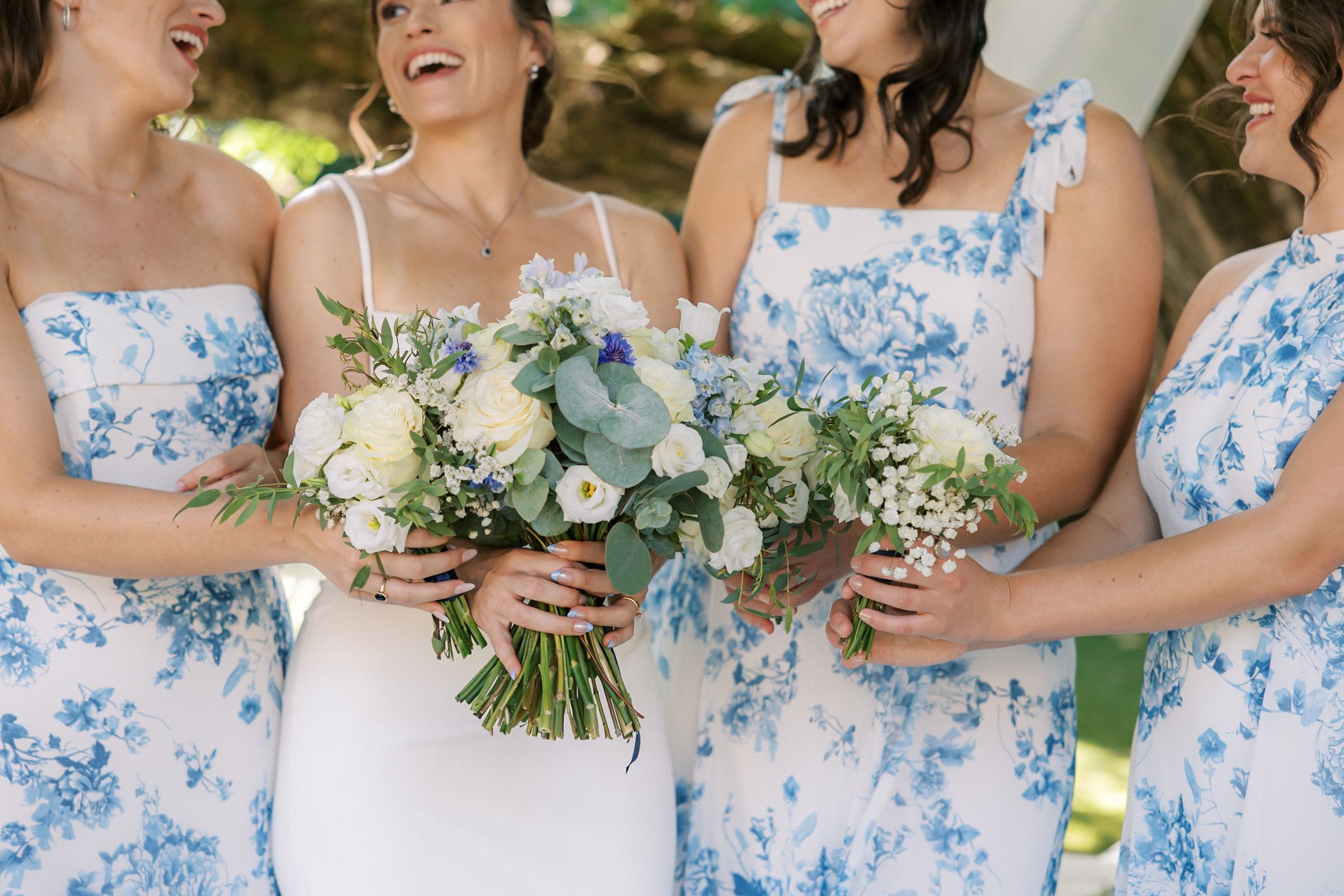 Fun bridal party photos at Quinta do Torneiro, photographed by a Lisbon wedding photographer