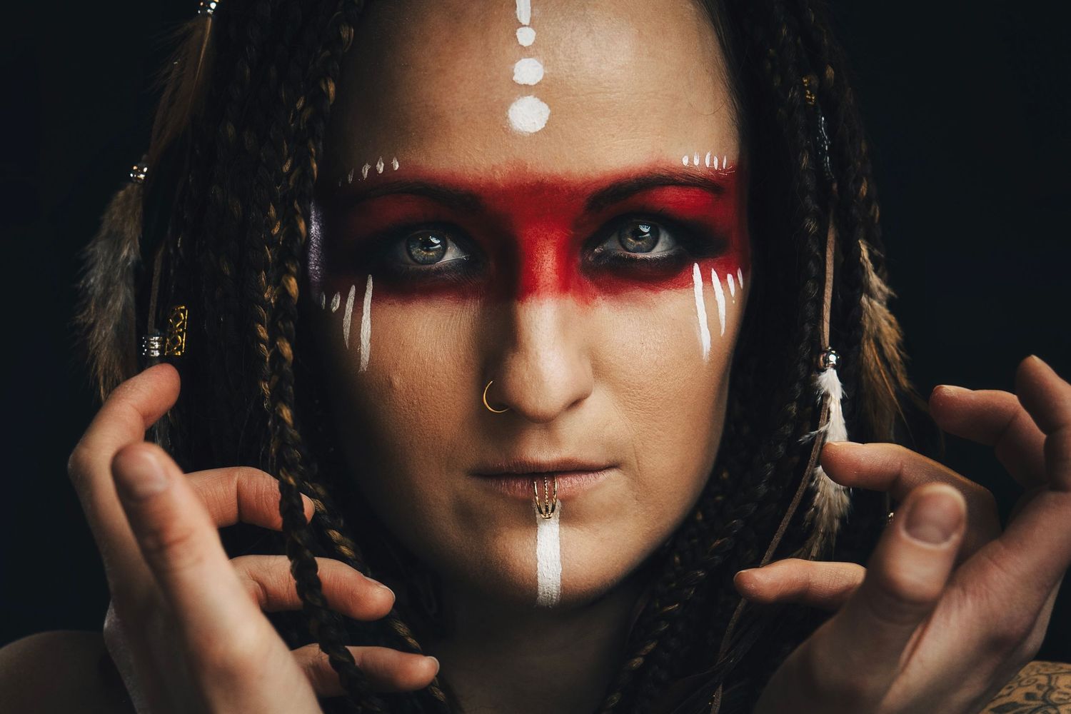 Närbild porträtt – kreativa ögon med röd makeup och stark detaljrikedom | Porträttfotograf Malmö