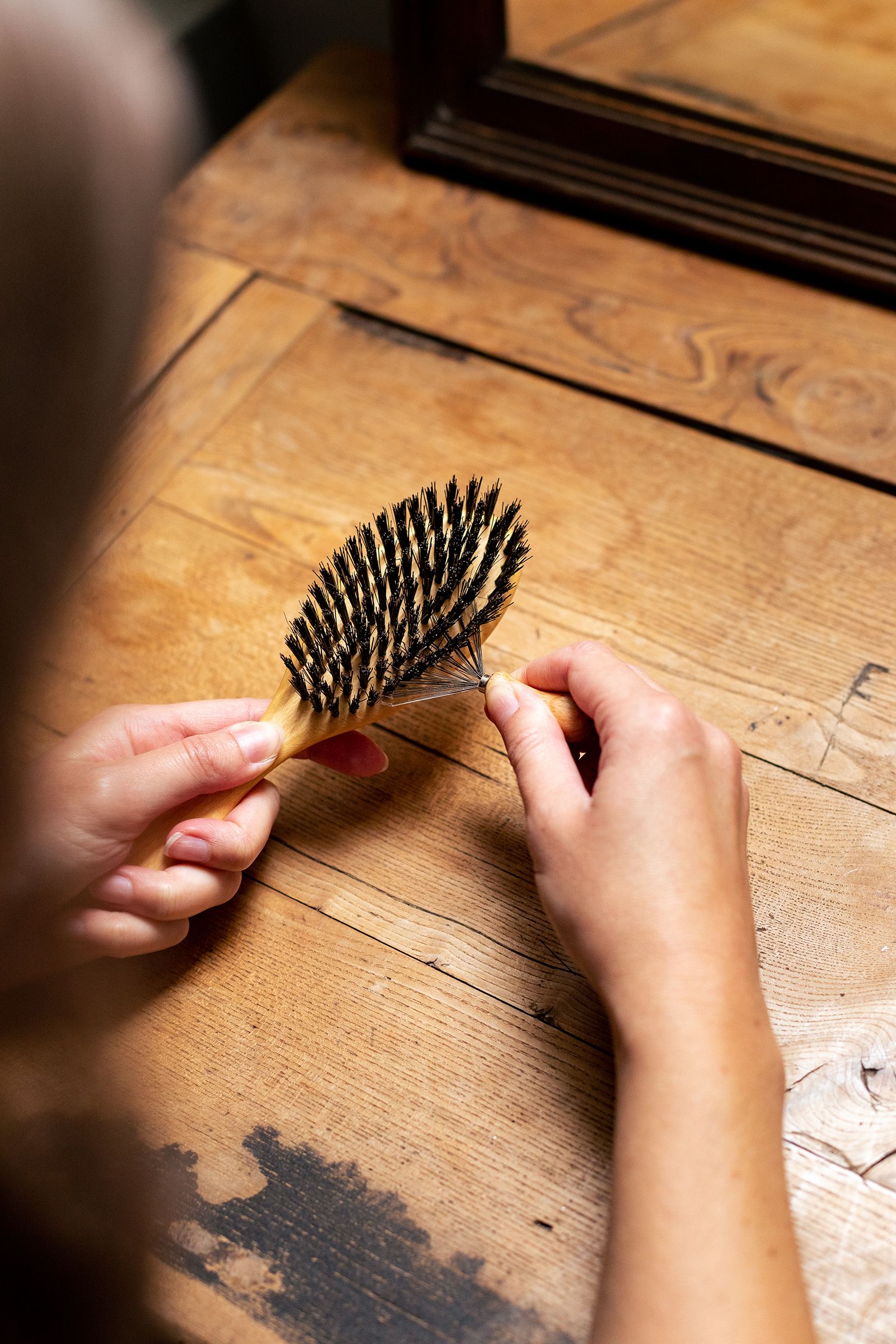 Photographe produits – main qui prend une brosse