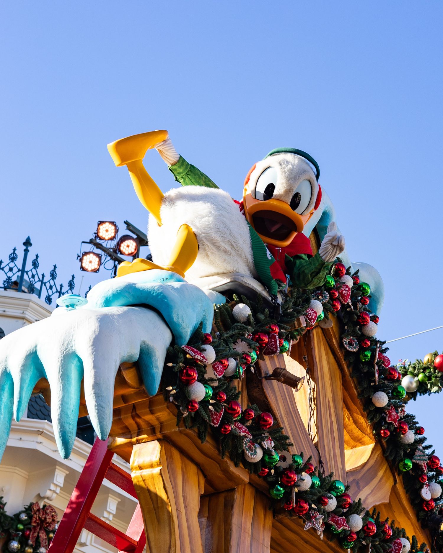 donald duck holiday parade