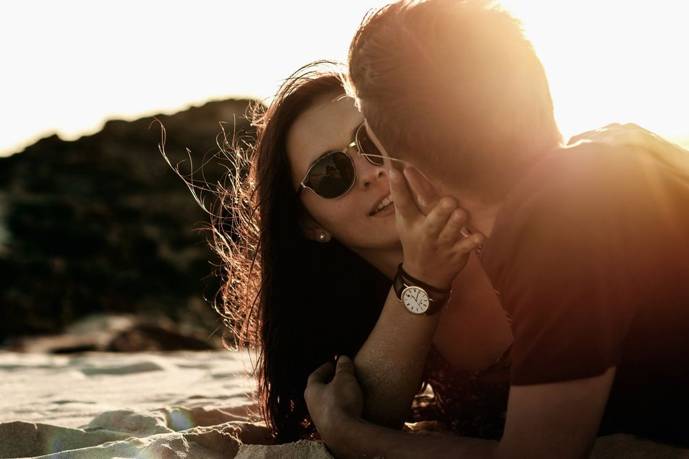 Intimate couple portrait during golden hour on the beach - Emotional lifestyle photography by photoFuerte