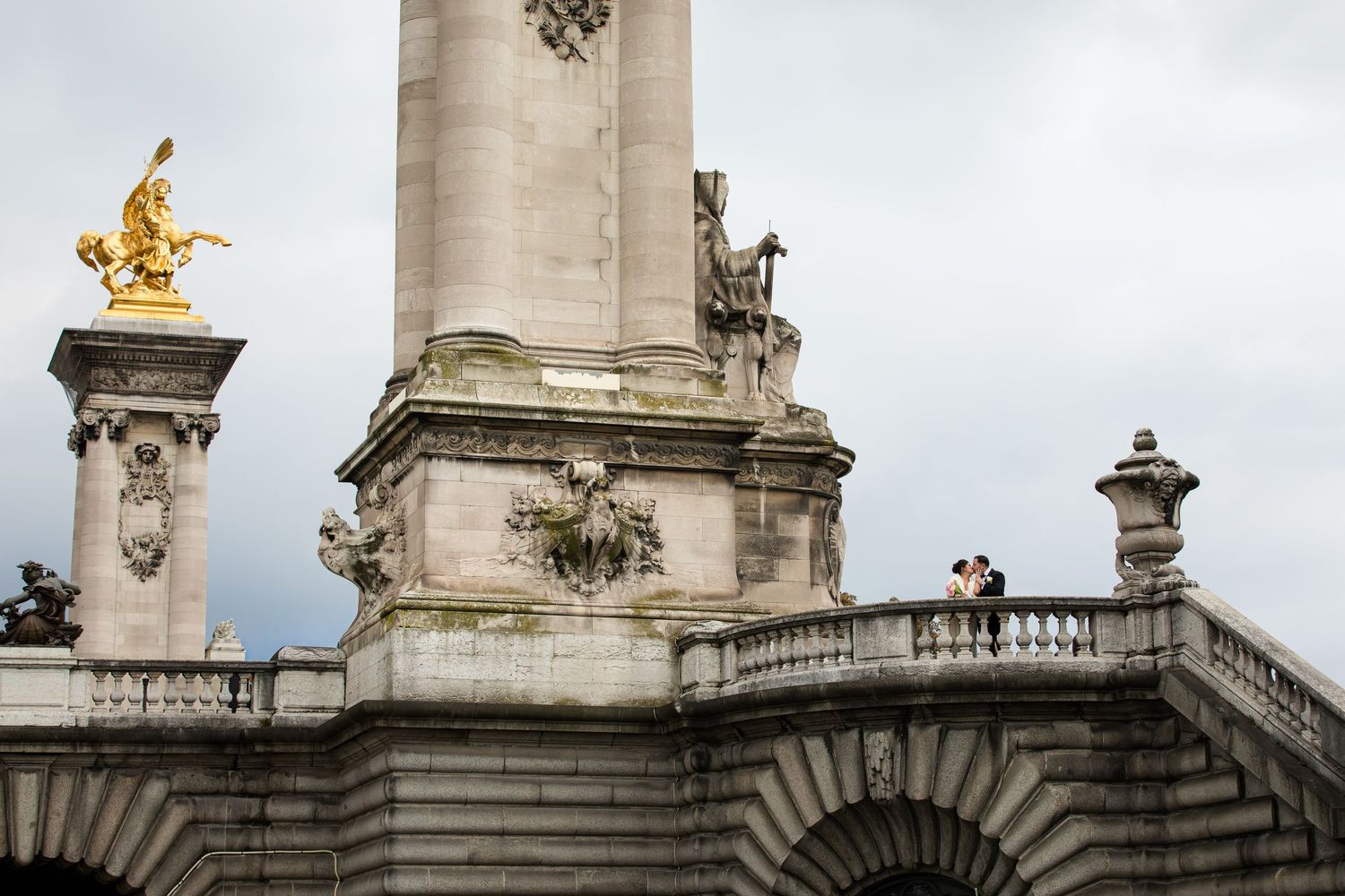 High-end wedding at Pont Alexandre III by Julien LB. Vibrant posing and cinematic sunrise photography at the most beautiful bridge in Paris.
