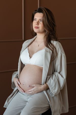 Zwangerschapsshoot met elegante poses, gefotografeerd door ervaren zwangerschapsfotograaf Eindhoven, Noord-Brabant.