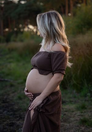 Zwangerschap fotoshoot in Eindhoven vastgelegd door professionele fotograaf uit Noord-Brabant met warme natuurlijke uitstraling.