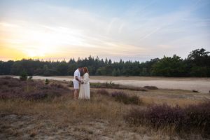 Zwangerschapsfotografie in Noord-Brabant vastgelegd door professionele fotograaf uit Eindhoven met warme tinten