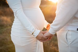 Intieme zwangerschapsshoot tijdens golden hour in Eindhoven gefotografeerd door creatieve fotograaf uit Noord-Brabant