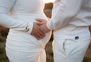 Intieme zwangerschap fotosessie tijdens golden hour in Eindhoven gefotografeerd door professionele fotograaf uit Noord-Brabant