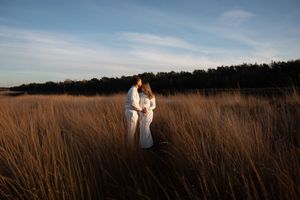 Romantische zwangerschapsshoot tijdens golden hour in Eindhoven vastgelegd door ervaren fotograaf uit Noord-Brabant met zacht licht.