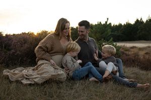Liefdevolle zwangerschapsshoot met gezin in natuurlijke setting, vastgelegd door zwangerschapsfotograaf uit Eindhoven, Noord-Brabant.
