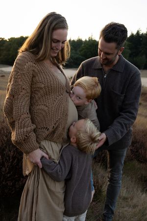 Zwangerschapsshoot met gezin en focus op verbinding, professioneel gefotografeerd door zwangerschapsfotograaf Eindhoven, Noord-Brabant.