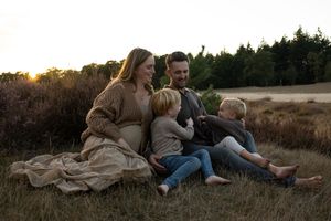 Warme zwangerschapsshoot met gezin, vastgelegd door ervaren zwangerschapsfotograaf in Eindhoven, Noord-Brabant.