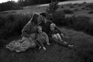 Tijdloze zwangerschapsshoot waarin gezin centraal staat, gefotografeerd door zwangerschapsfotograaf uit Eindhoven, Noord-Brabant.
