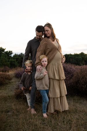 Zwangerschapsshoot met gezin en liefdevolle momenten in de herfst, vastgelegd door zwangerschapsfotograaf Eindhoven, Noord-Brabant.