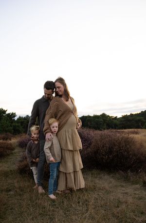 Intieme zwangerschapsshoot met gezin tijdens de herfst, professioneel vastgelegd door zwangerschapsfotograaf Eindhoven, Noord-Brabant.