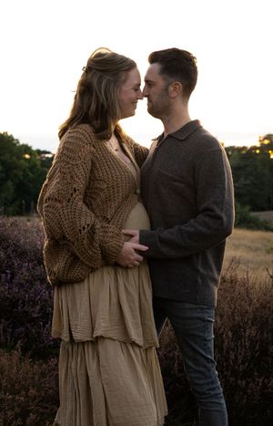 Professionele zwangerschapsshoot met tijdloze stijl, gefotografeerd door zwangerschapsfotograaf uit Eindhoven, Noord-Brabant.