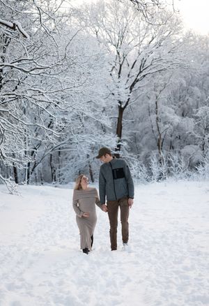 Zwangerschapsshoot in de sneeuw met romantische wintersfeer, gefotografeerd door zwangerschapsfotograaf Eindhoven, Noord-Brabant.
