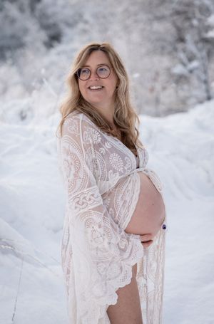 Tijdloze zwangerschapsshoot in de sneeuw met zachte tinten, gefotografeerd door zwangerschapsfotograaf Eindhoven, Noord-Brabant.