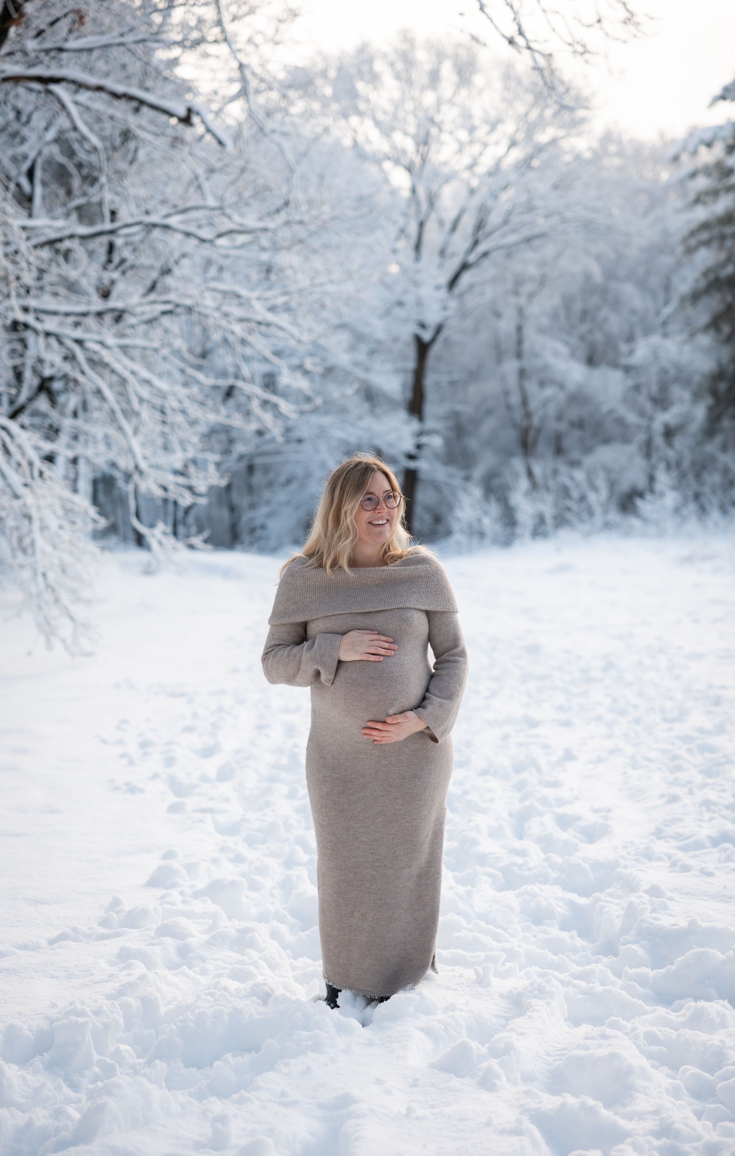 Romantische zwangerschapsshoot in de sneeuw, vastgelegd door ervaren zwangerschapsfotograaf in Eindhoven, Noord-Brabant, met warme winterse