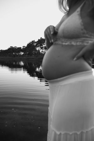 Zwangerschap fotoshoot aan het water in Noord-Brabant vastgelegd door professionele fotograaf uit Eindhoven