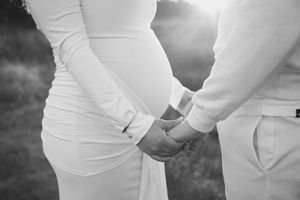 Intieme zwangerschapsshoot met warme uitstraling, gefotografeerd door zwangerschapsfotograaf Eindhoven, Noord-Brabant.