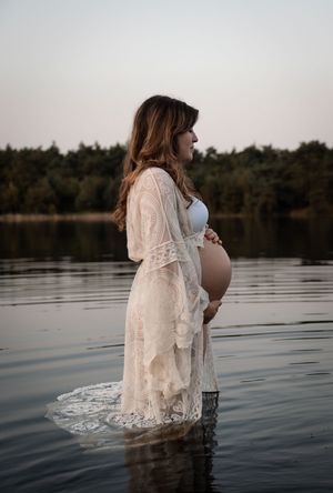Intieme zwangerschapsshoot bij het meer in Noord-Brabant gefotografeerd door ervaren fotograaf uit Eindhoven met oog voor licht en emotie.