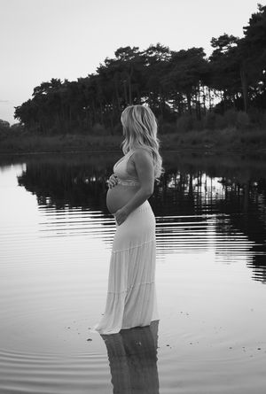 Zwangerschapsfotografie aan het water in Eindhoven door creatieve fotograaf uit Noord-Brabant met tijdloze pure en romantische stijl