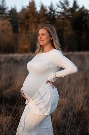 Persoonlijke zwangerschapsshoot in ontspannen sfeer, vastgelegd door zwangerschapsfotograaf uit Eindhoven, Noord-Brabant.