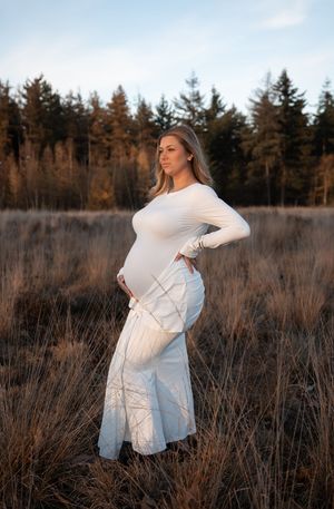 Zwangerschap fotoshoot in Eindhoven door professionele fotograaf uit Noord-Brabant met natuurlijke en warme stijl.
