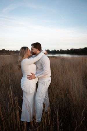 Zwangerschapsshoot waarin rust en puurheid samenkomen, vastgelegd door zwangerschapsfotograaf uit Eindhoven, Noord-Brabant.