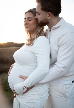 Intieme zwangerschapsshoot speciaal voor aanstaande ouders, gefotografeerd door zwangerschapsfotograaf uit Eindhoven, Noord-Brabant.