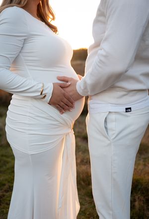 Tijdloze zwangerschapsshoot met focus op emotie en verbinding, gefotografeerd door zwangerschapsfotograaf Eindhoven, Noord-Brabant.