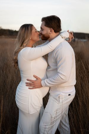 Zwangerschapsshoot met zachte kleuren en natuurlijk licht, professioneel vastgelegd door zwangerschapsfotograaf in Eindhoven, Noord-Brabant.